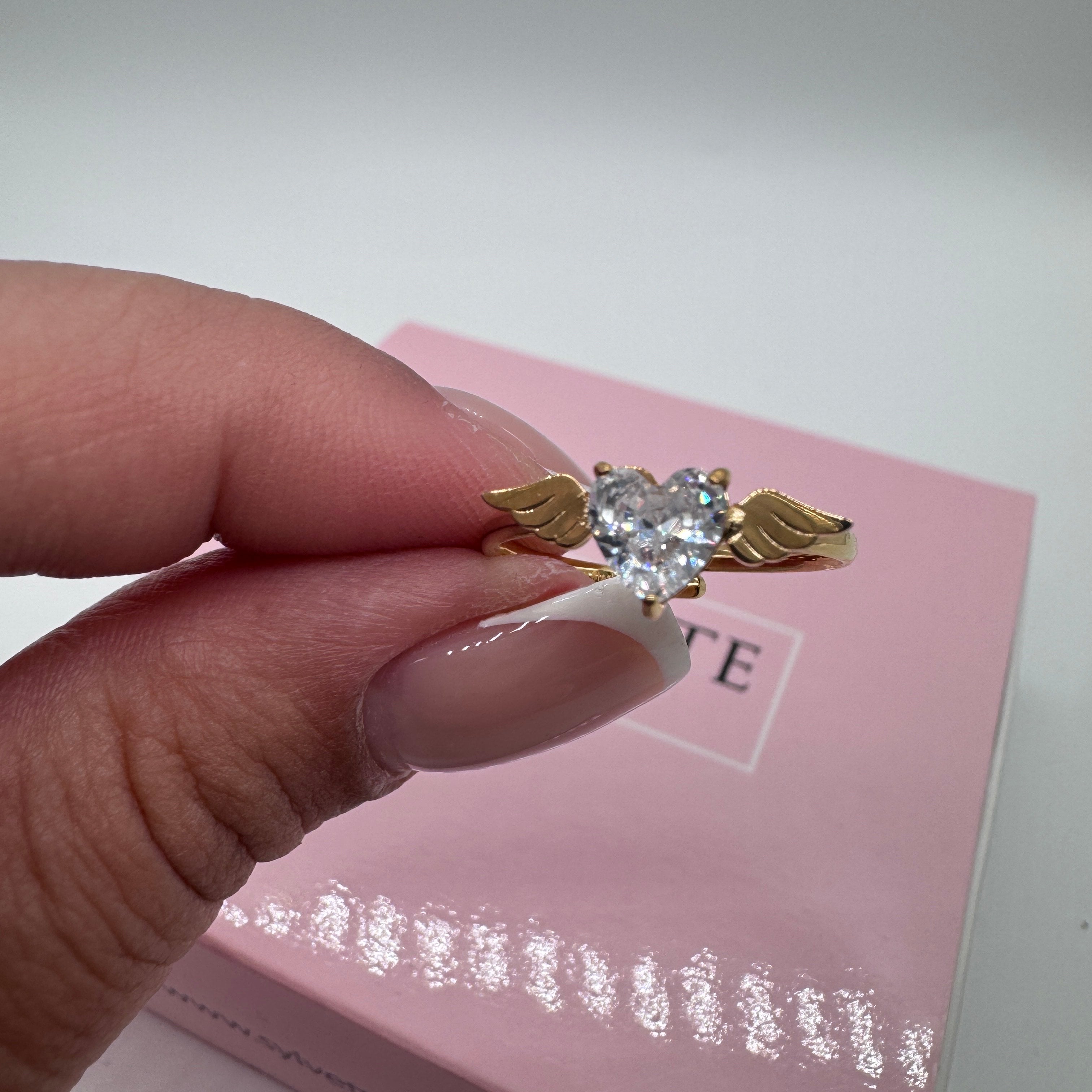 Anello cuore alato